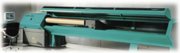 Machine de gravure laser Lex Multi-Beam avec un cylindre en cours de gravure