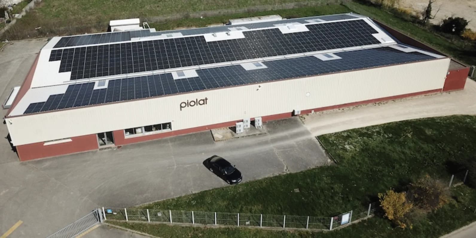 Vue aérienne du bâtiment actuel de Piolat Rotary, équipé de panneaux solaires